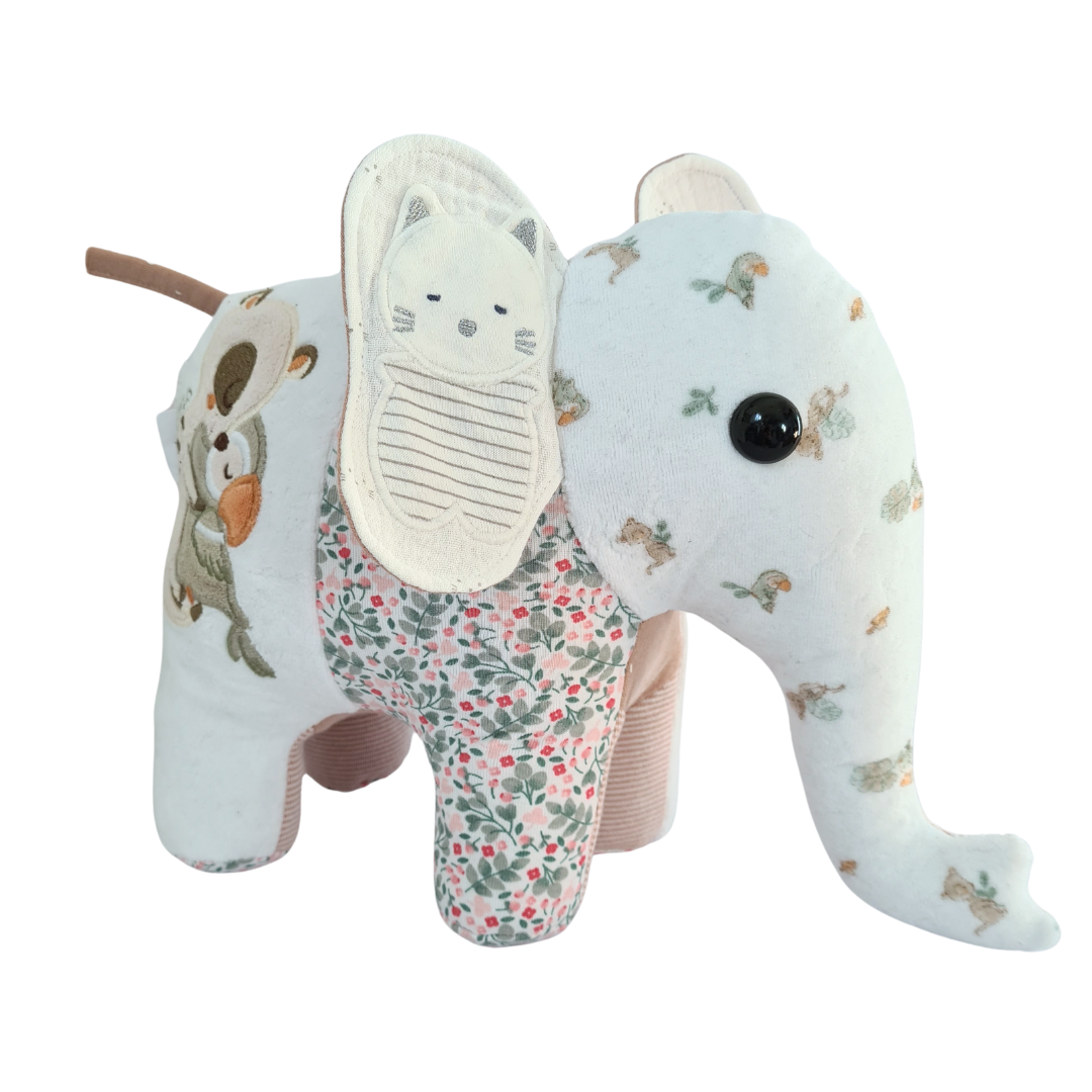Éléphant en peluche souvenir