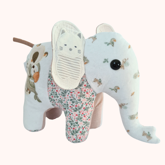 Éléphant en peluche souvenir